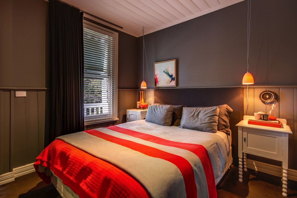Modelo de dormitorio ecléctico de tamaño medio con paredes marrones y suelo de madera oscura