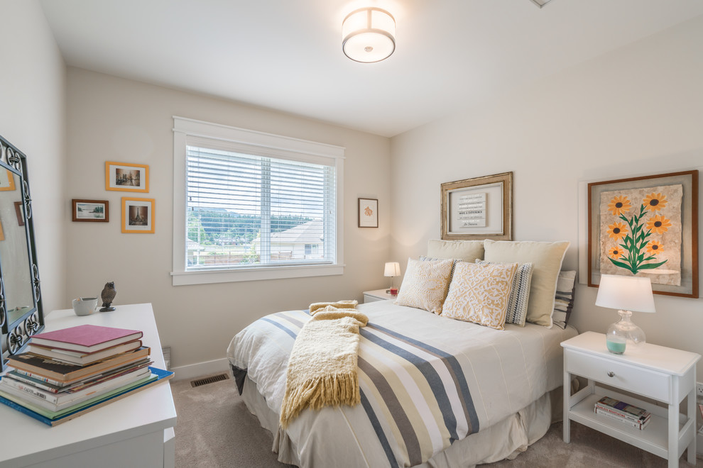 Diseño de dormitorio minimalista de tamaño medio con paredes beige, moqueta y suelo gris