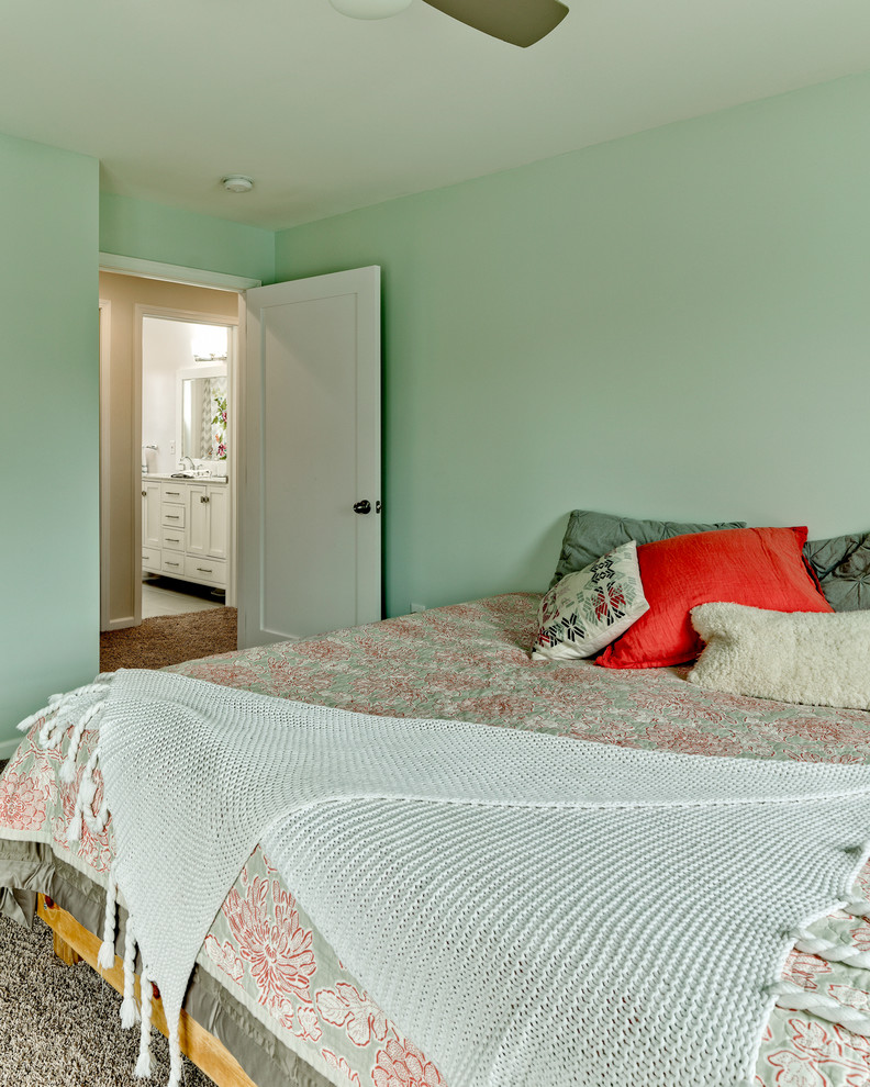 Mittelgroßes Modernes Hauptschlafzimmer ohne Kamin mit blauer Wandfarbe und Teppichboden in Kolumbus