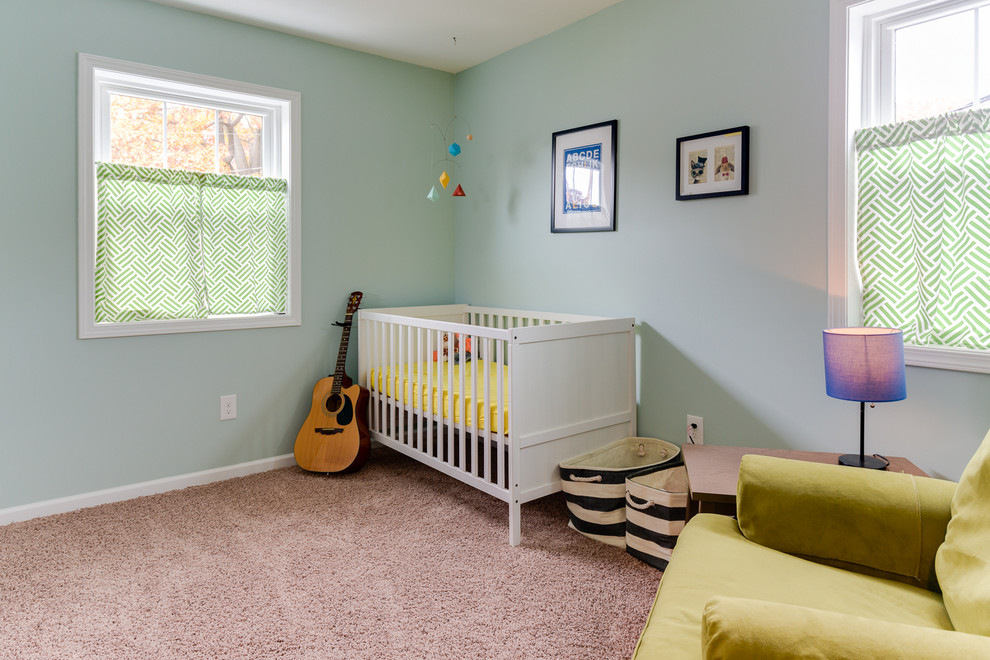Inspiration för ett mellanstort funkis sovrum, med blå väggar och heltäckningsmatta