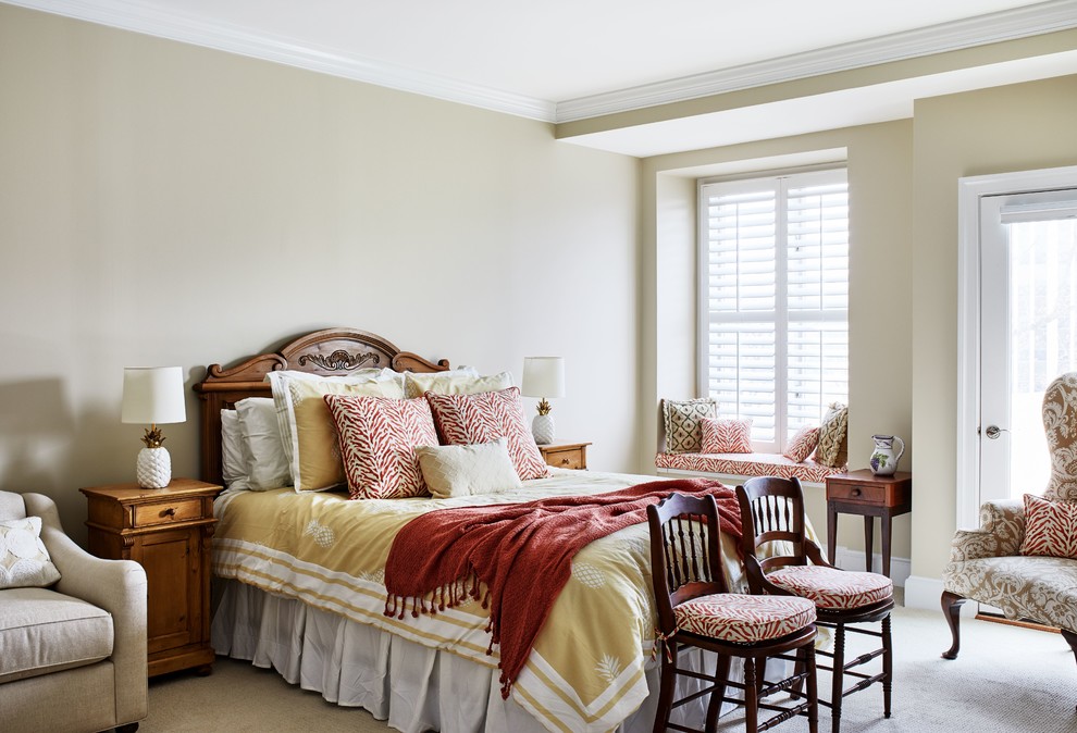 Idée de décoration pour une chambre avec moquette tradition avec un mur beige et un sol gris.