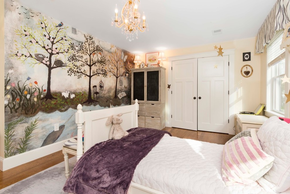 На фото: гостевая спальня среднего размера, (комната для гостей) в классическом стиле с бежевыми стенами и паркетным полом среднего тона с
