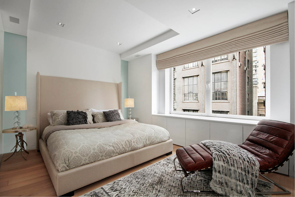 Nordisches Schlafzimmer mit weißer Wandfarbe und braunem Holzboden in New York