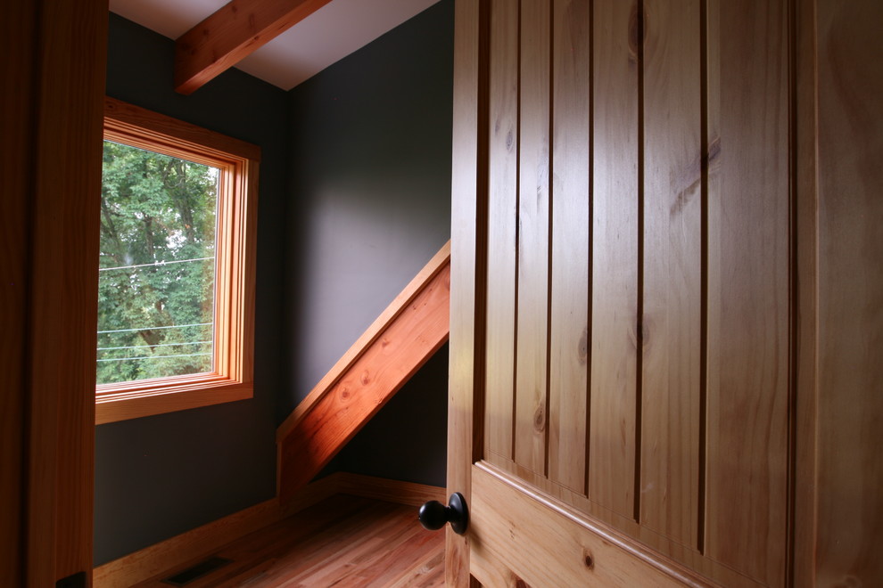 Ejemplo de dormitorio principal tradicional de tamaño medio con paredes azules, suelo de madera clara y suelo beige