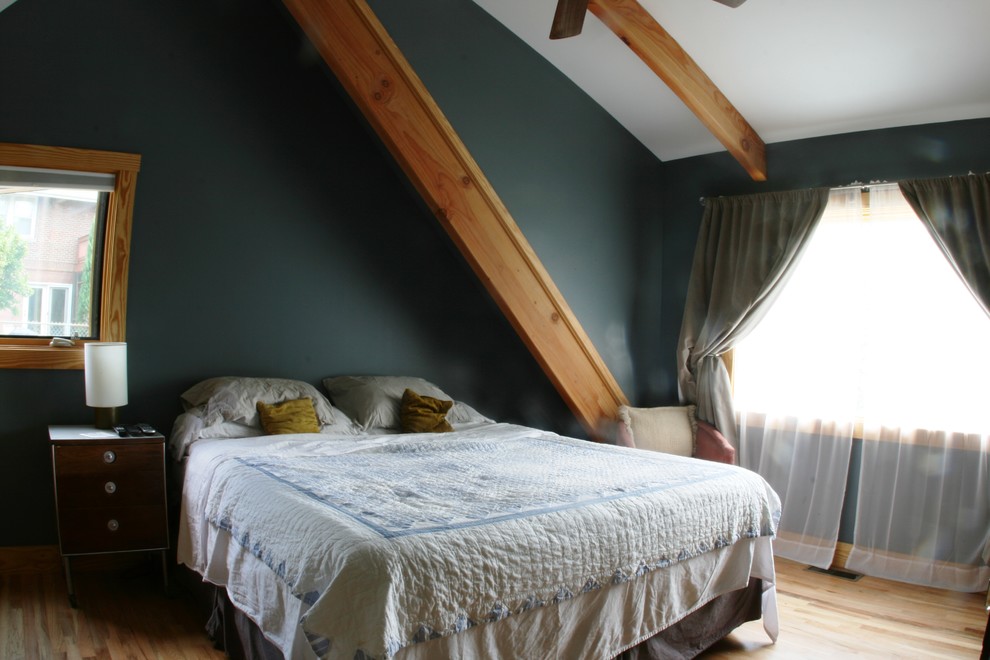 Idées déco pour une chambre parentale classique de taille moyenne avec parquet clair, un sol beige et un mur bleu.