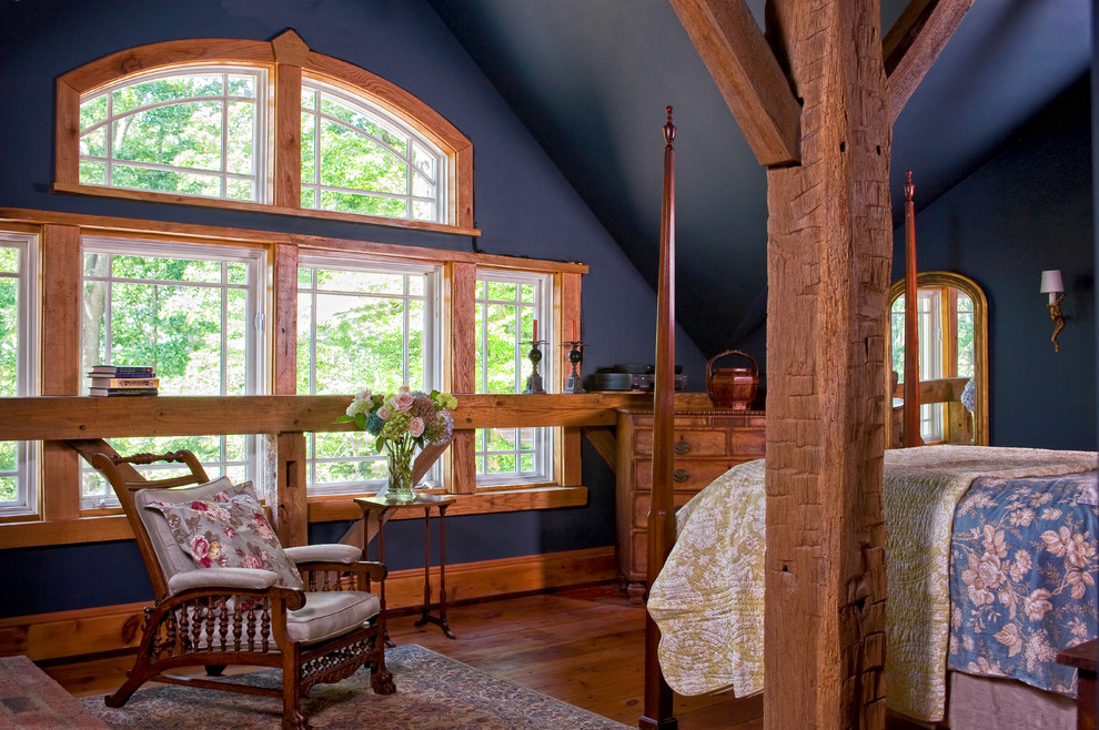 リッチモンドにある広いラスティックスタイルのおしゃれな主寝室 (青い壁、無垢フローリング、暖炉なし、茶色い床)