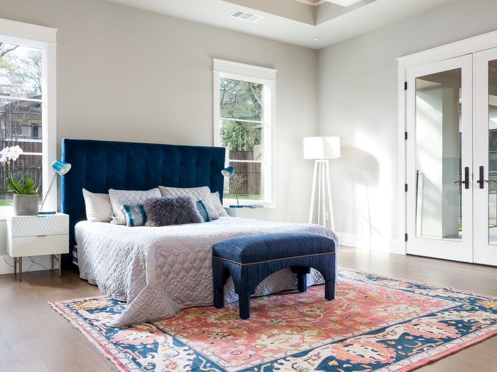 Klassisches Schlafzimmer mit grauer Wandfarbe, braunem Holzboden und braunem Boden in Austin