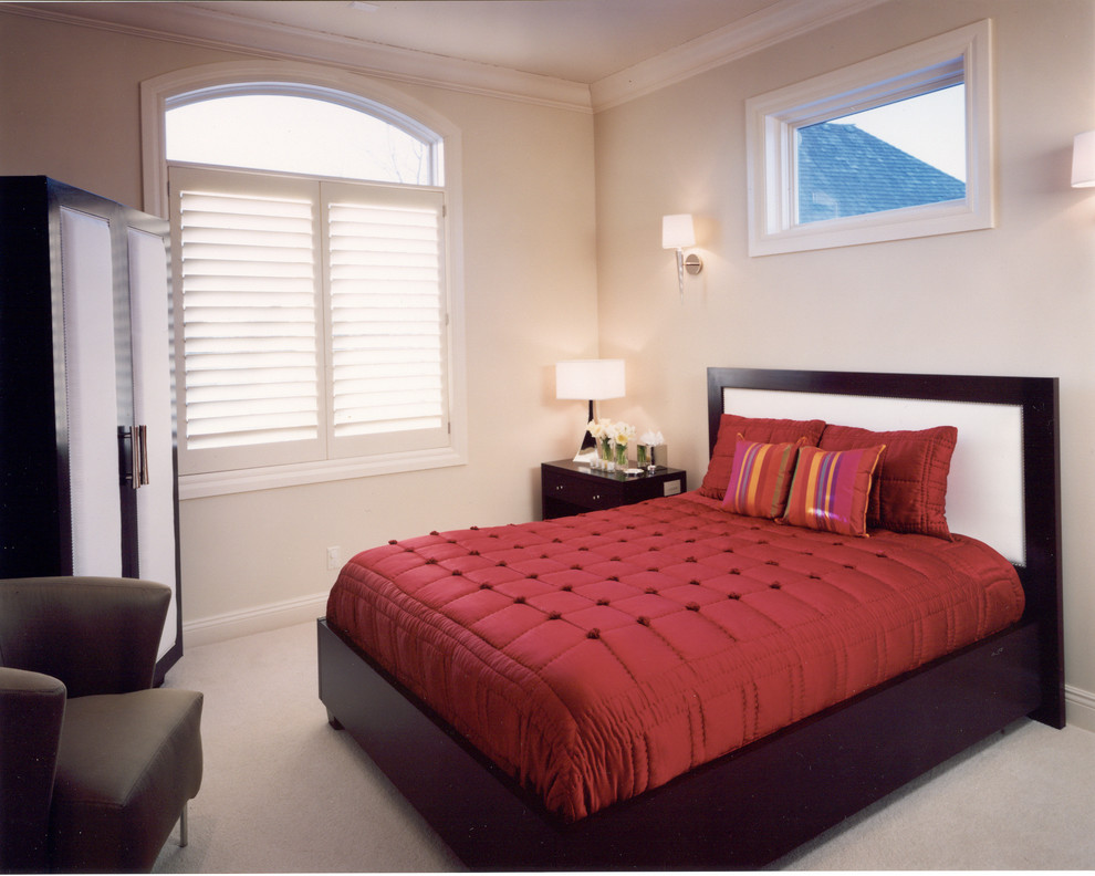 На фото: спальня среднего размера в классическом стиле с белыми стенами и ковровым покрытием с