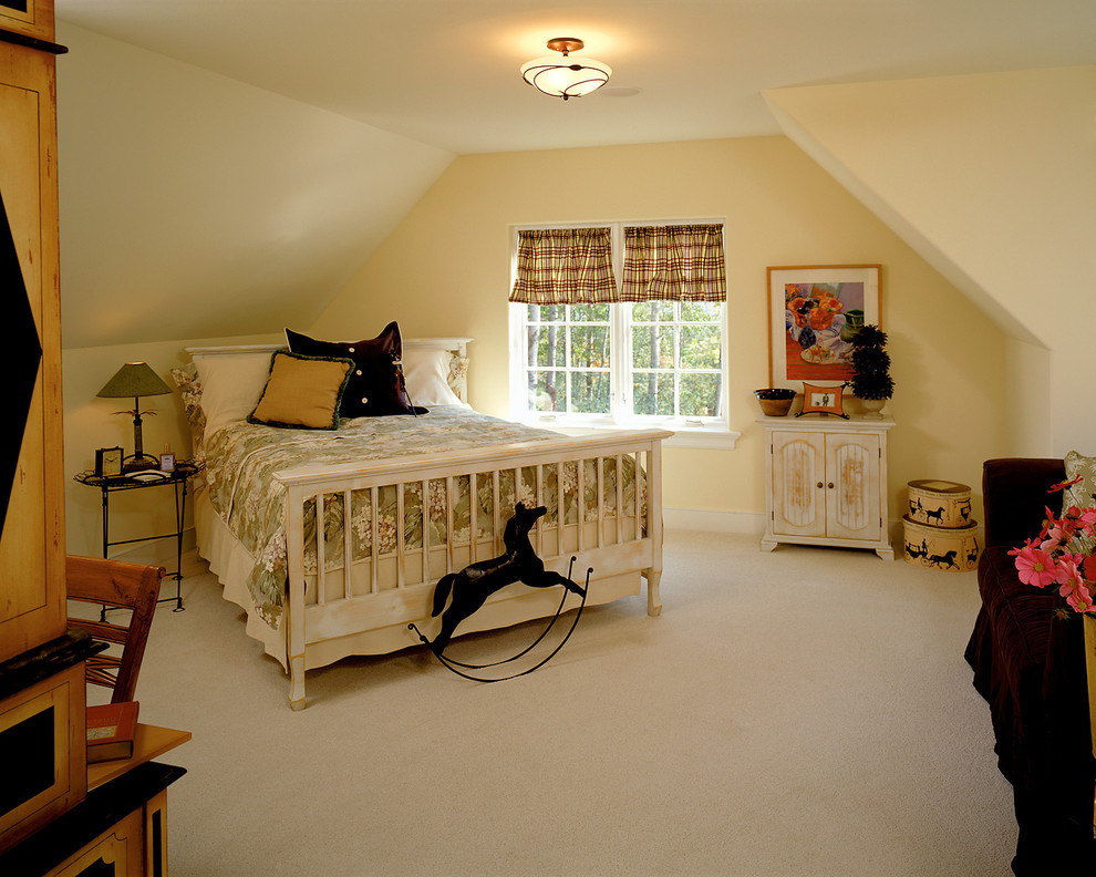 Inspiration för klassiska sovrum, med gula väggar och heltäckningsmatta