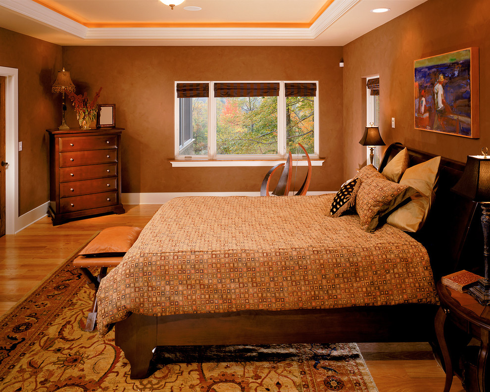 Идея дизайна: спальня в классическом стиле с коричневыми стенами и паркетным полом среднего тона