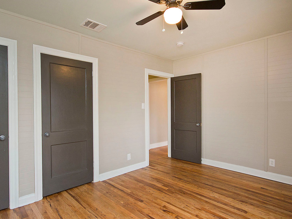 Exemple d'une chambre craftsman de taille moyenne avec un mur beige et parquet clair.
