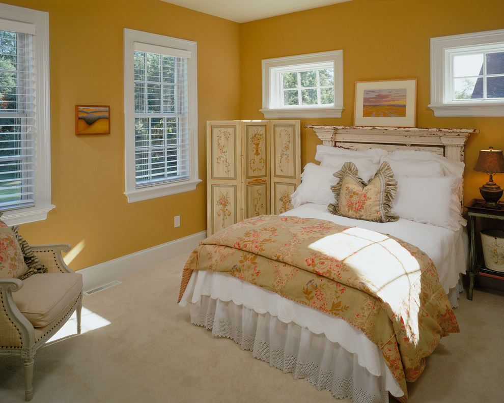 Cette photo montre une chambre avec moquette chic avec un mur jaune.