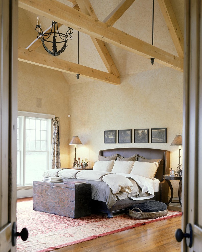 Imagen de dormitorio tradicional con paredes beige y suelo de madera en tonos medios
