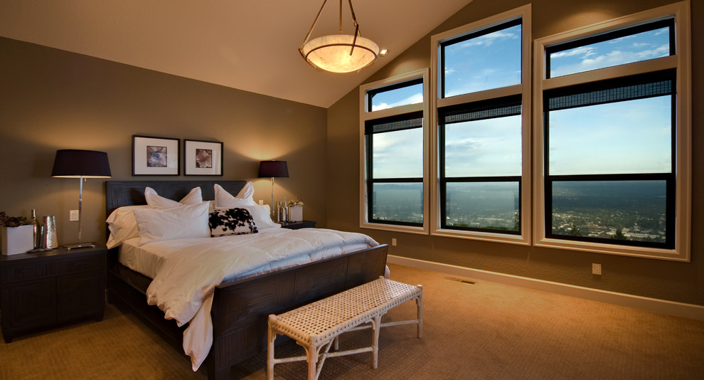 Ejemplo de dormitorio principal de estilo americano grande con paredes marrones y moqueta