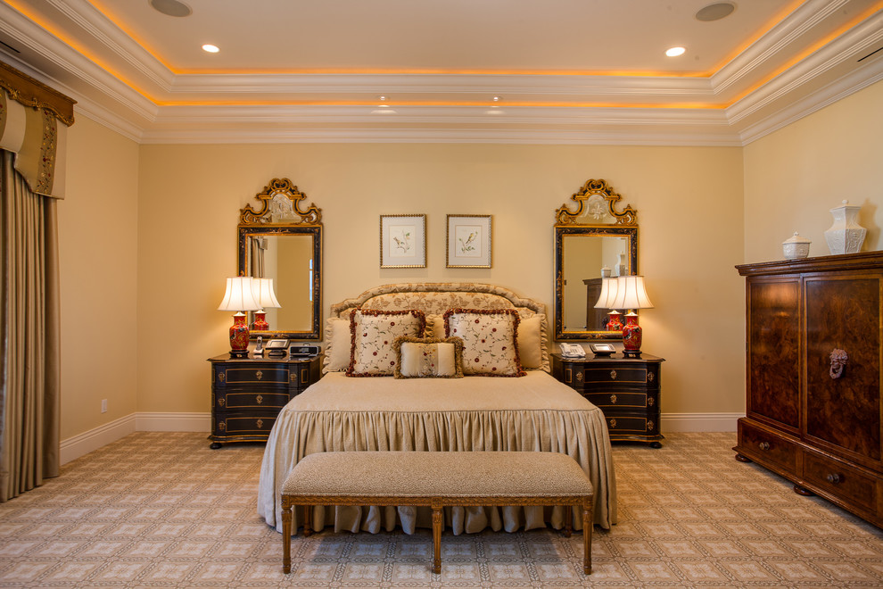 Свежая идея для дизайна: спальня в викторианском стиле с желтыми стенами, ковровым покрытием и разноцветным полом без камина - отличное фото интерьера