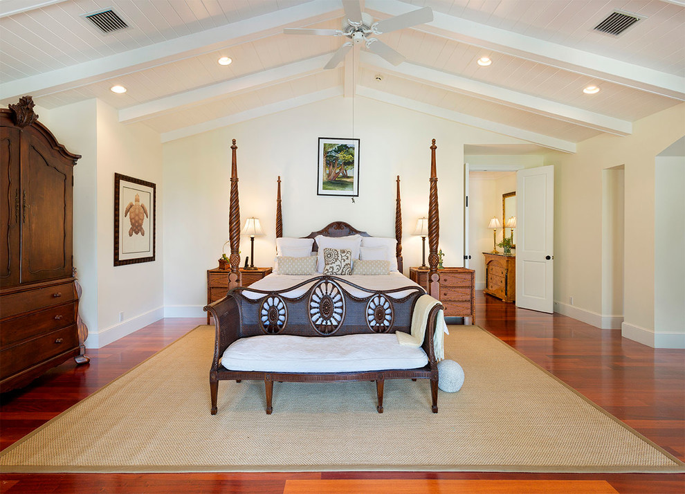 На фото: хозяйская спальня среднего размера в морском стиле с белыми стенами, паркетным полом среднего тона и коричневым полом без камина