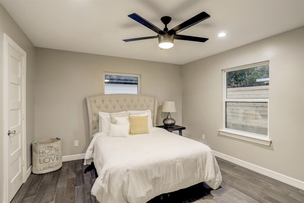 Imagen de habitación de invitados moderna de tamaño medio sin chimenea con paredes grises, suelo de madera clara y suelo beige