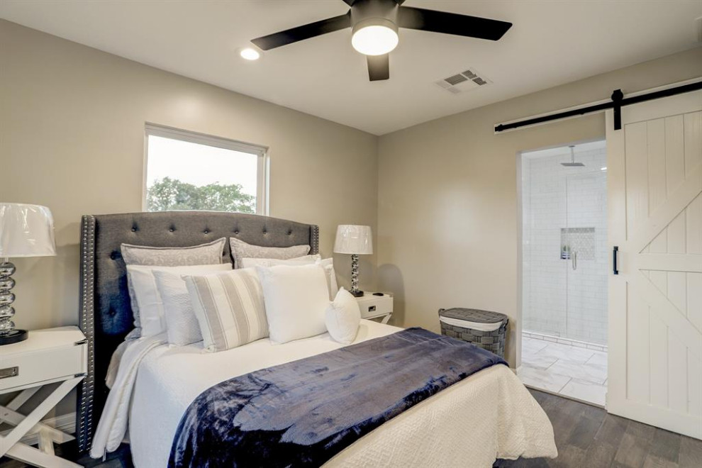 Imagen de dormitorio principal minimalista de tamaño medio sin chimenea con paredes grises, suelo de madera clara y suelo beige
