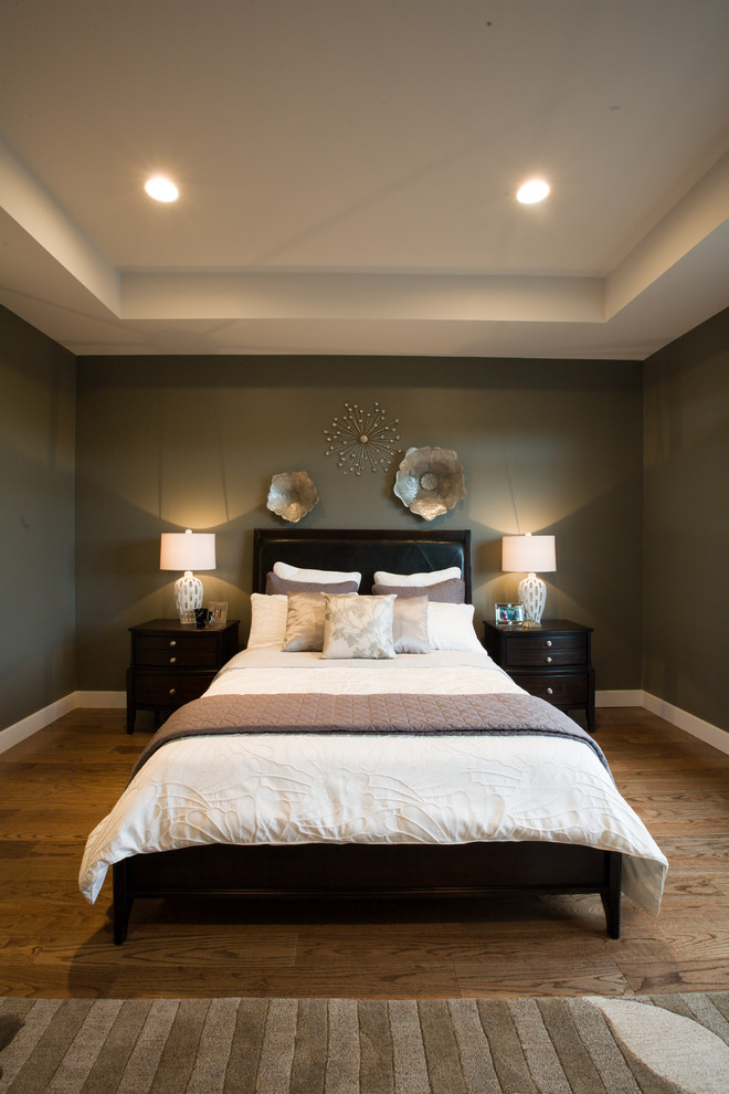 Источник вдохновения для домашнего уюта: спальня в стиле неоклассика (современная классика) с серыми стенами