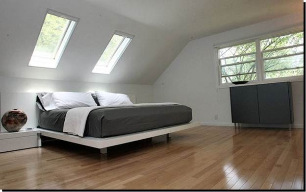 Идея дизайна: большая гостевая спальня (комната для гостей) в стиле модернизм с бежевыми стенами, светлым паркетным полом и коричневым полом без камина