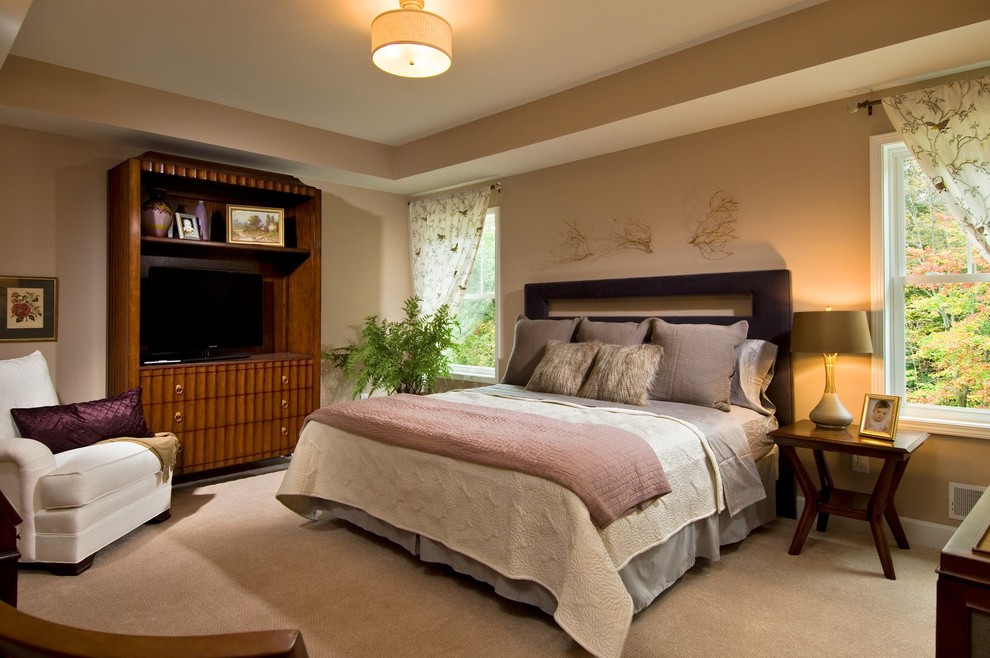 Immagine di una camera da letto contemporanea con pareti beige, moquette e pavimento beige