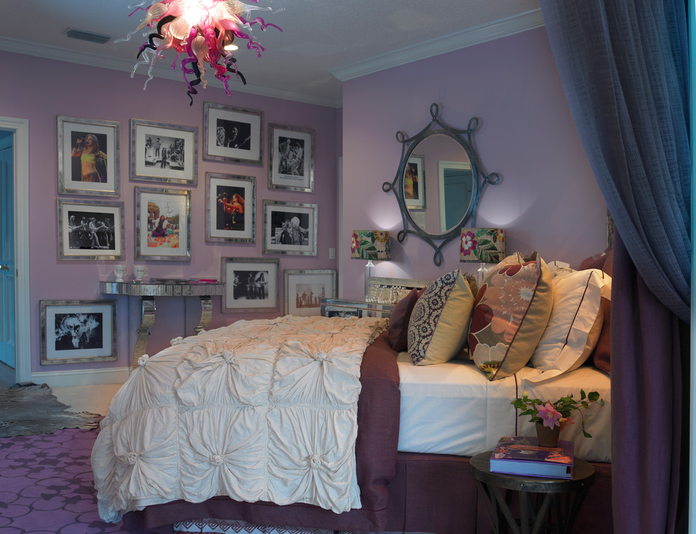 Cette photo montre une chambre romantique de taille moyenne avec un mur violet.
