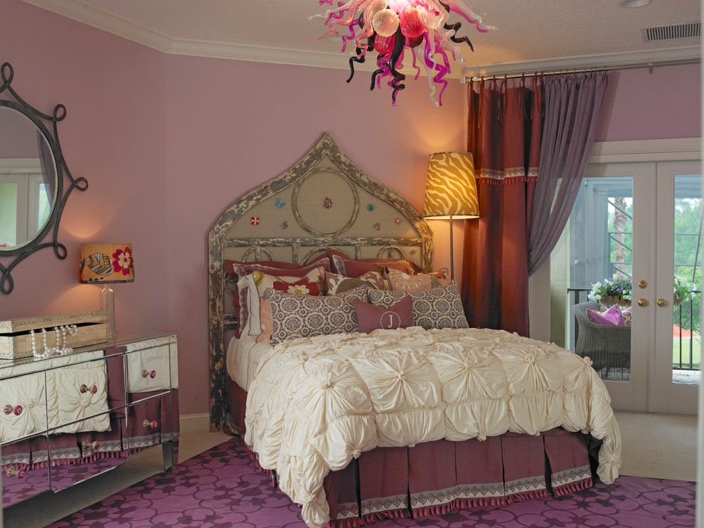 Esempio di una camera degli ospiti stile shabby di medie dimensioni con pareti viola e moquette