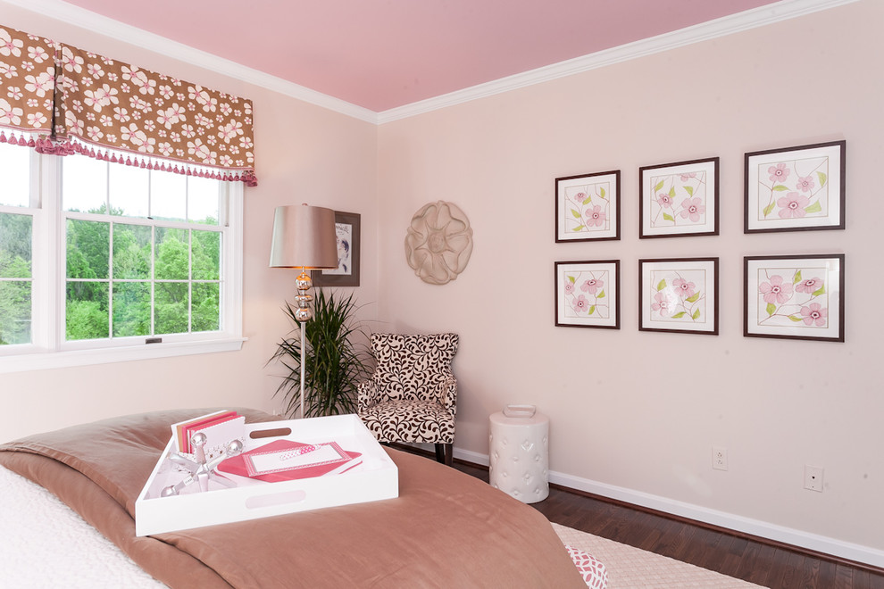 Imagen de dormitorio tradicional de tamaño medio con paredes rosas, moqueta y suelo beige