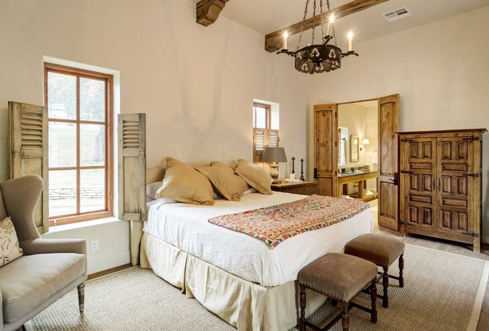 Ejemplo de dormitorio principal mediterráneo grande sin chimenea con paredes beige, suelo de madera en tonos medios y suelo gris