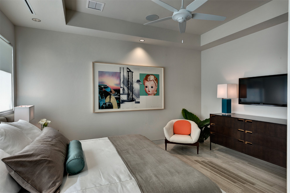 Modernes Schlafzimmer ohne Kamin mit grauer Wandfarbe und hellem Holzboden in Orlando