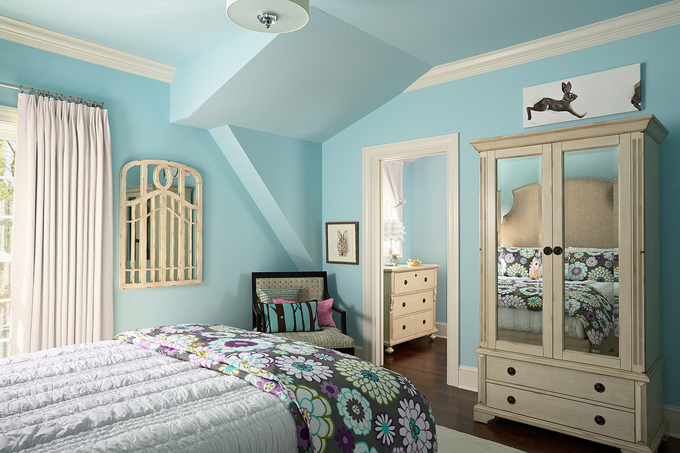 Diseño de dormitorio clásico sin chimenea con paredes azules y suelo de madera oscura