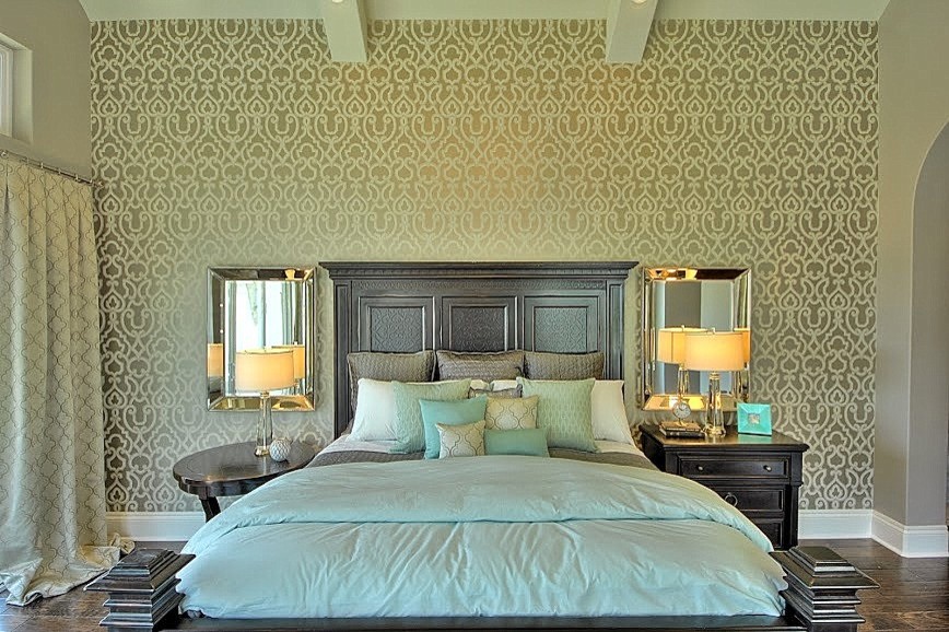 Источник вдохновения для домашнего уюта: хозяйская спальня в стиле неоклассика (современная классика) с зелеными стенами