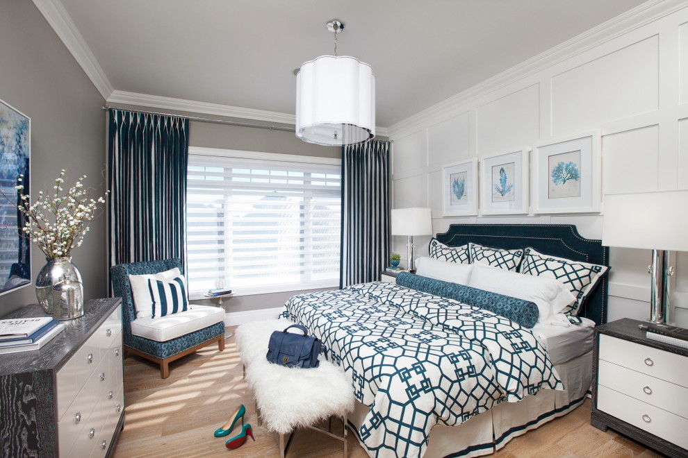 На фото: спальня в современном стиле с серыми стенами, светлым паркетным полом и синими шторами без камина