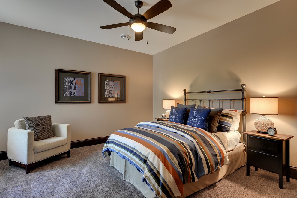 Пример оригинального дизайна: спальня в классическом стиле с серыми стенами и ковровым покрытием без камина