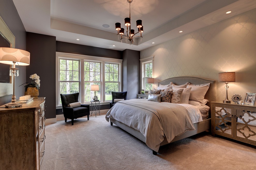 Diseño de dormitorio clásico con moqueta y paredes grises