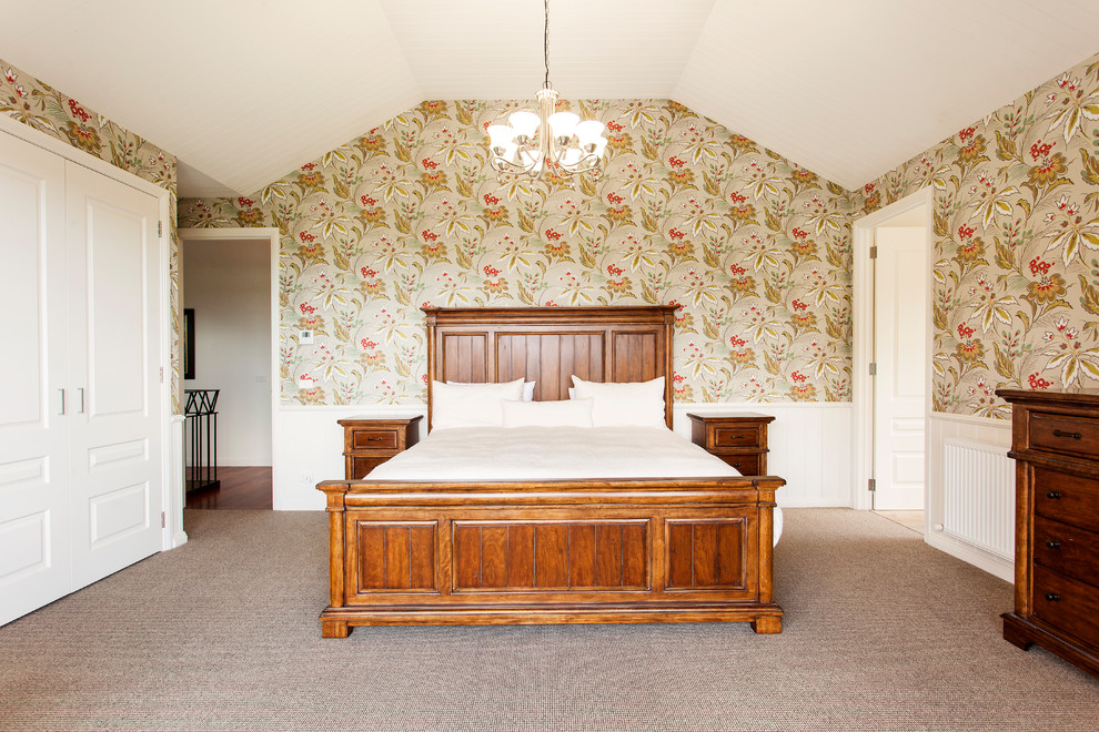 На фото: хозяйская спальня в классическом стиле с разноцветными стенами, ковровым покрытием и коричневым полом с