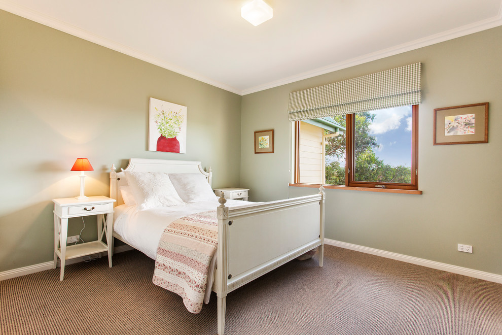 メルボルンにあるトラディショナルスタイルのおしゃれな客用寝室 (緑の壁、カーペット敷き、茶色い床) のインテリア