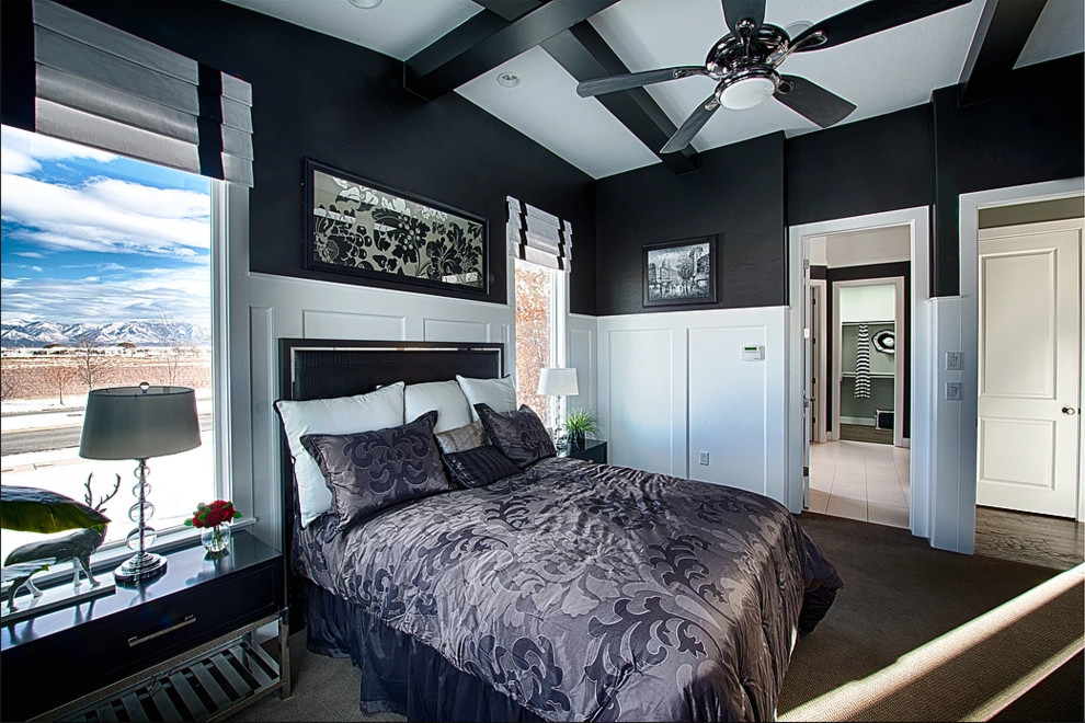 Источник вдохновения для домашнего уюта: хозяйская спальня среднего размера в стиле неоклассика (современная классика) с черными стенами, ковровым покрытием и коричневым полом без камина