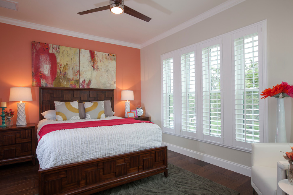 Diseño de habitación de invitados de estilo de casa de campo de tamaño medio sin chimenea con paredes rosas y suelo de madera oscura