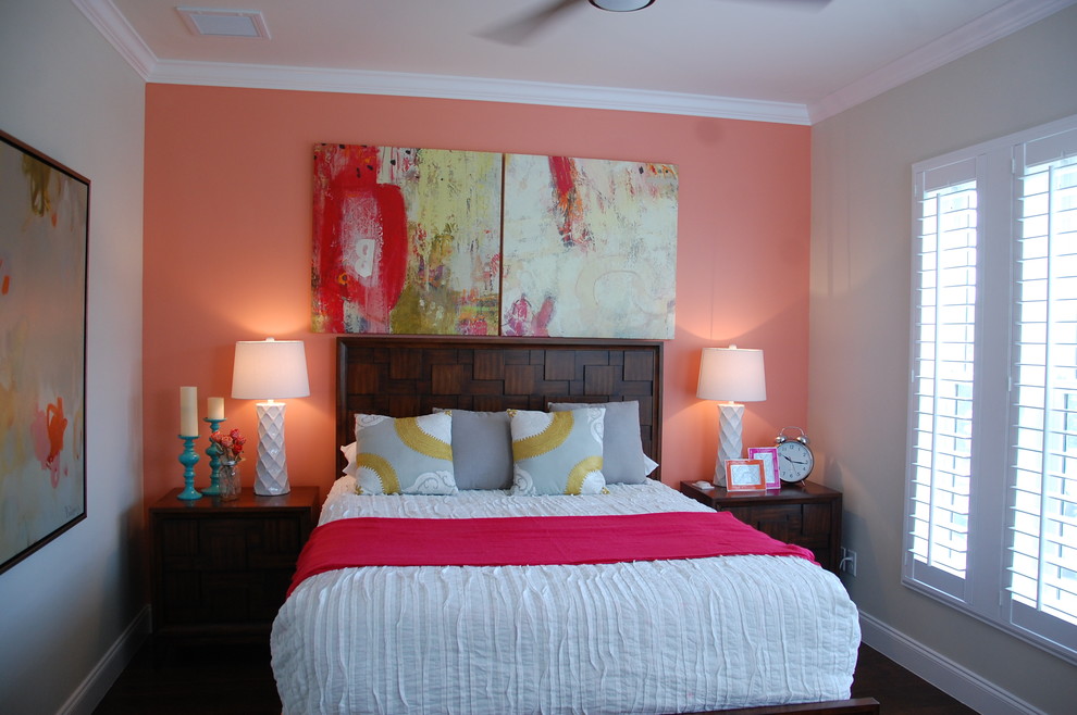 Imagen de habitación de invitados de estilo de casa de campo pequeña sin chimenea con paredes rosas y suelo de madera en tonos medios