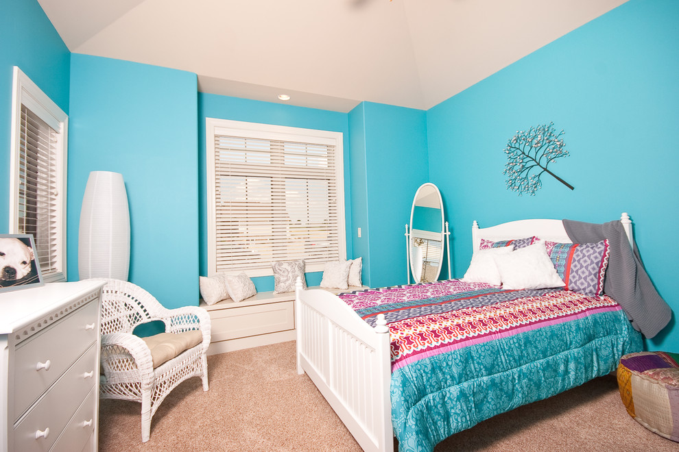 Diseño de habitación de invitados clásica con paredes azules y moqueta