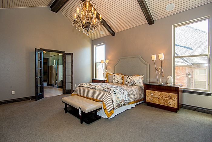 Свежая идея для дизайна: большая хозяйская спальня в стиле рустика с серыми стенами и ковровым покрытием без камина - отличное фото интерьера