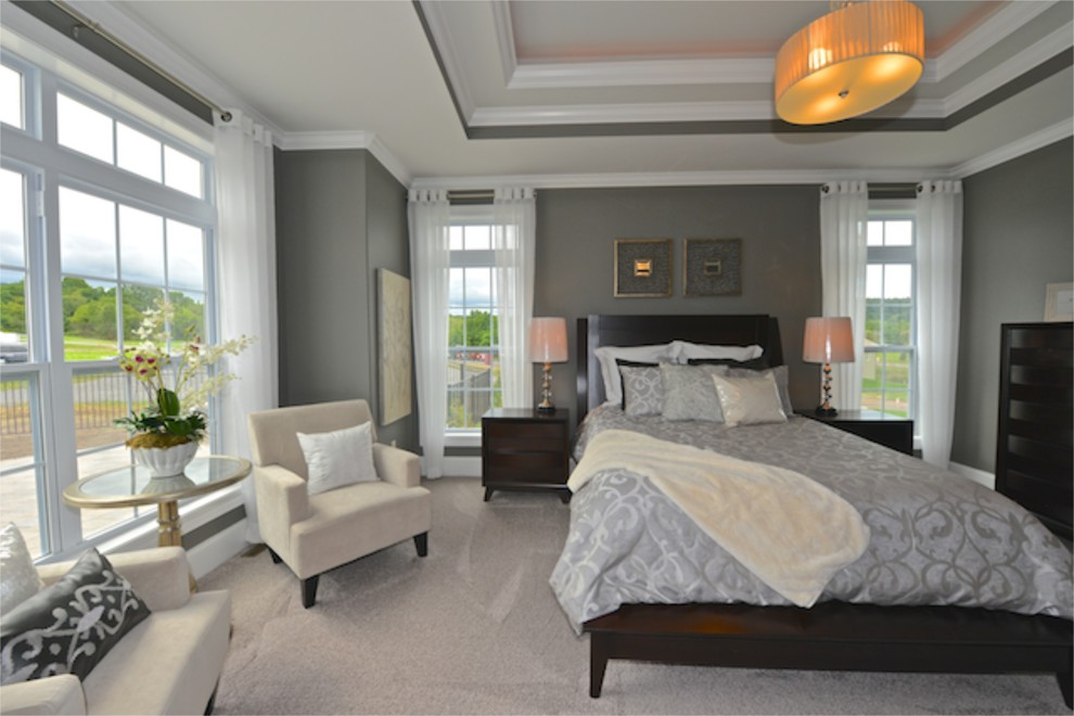 Diseño de dormitorio principal actual de tamaño medio sin chimenea con paredes grises y moqueta