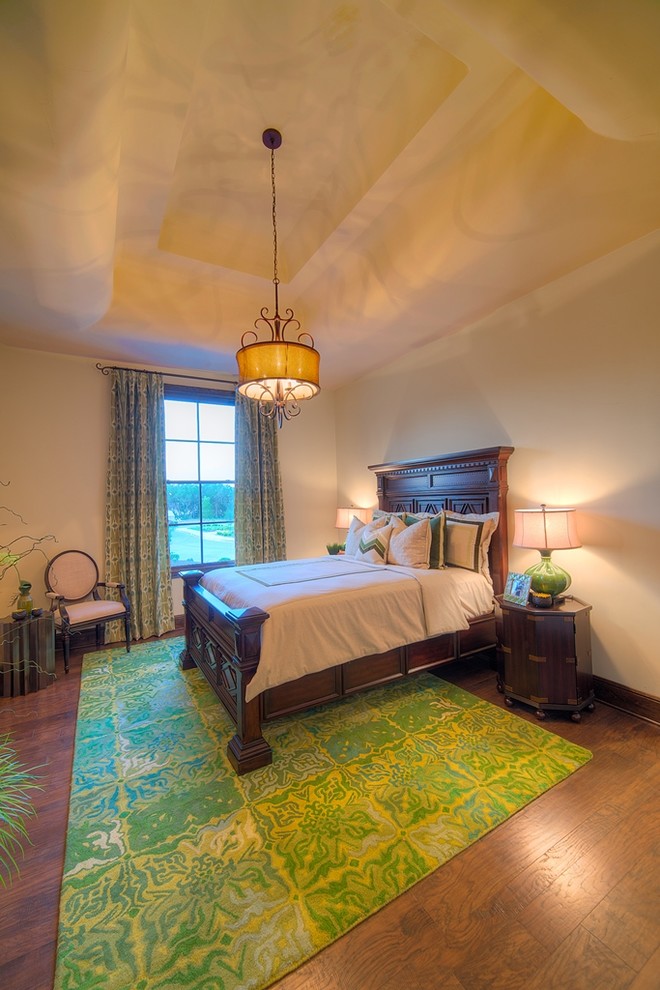Diseño de dormitorio mediterráneo con paredes beige y suelo de madera en tonos medios