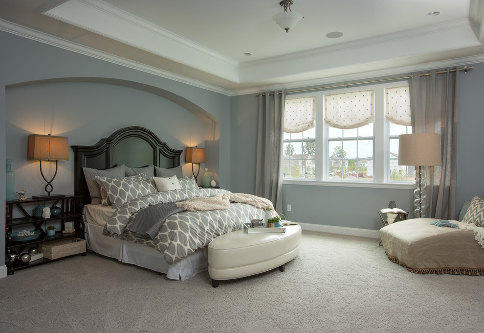 Свежая идея для дизайна: большая хозяйская спальня в классическом стиле с серыми стенами и ковровым покрытием без камина - отличное фото интерьера