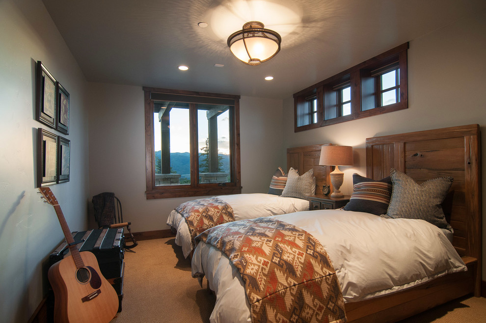 На фото: гостевая спальня (комната для гостей) в стиле рустика с серыми стенами с