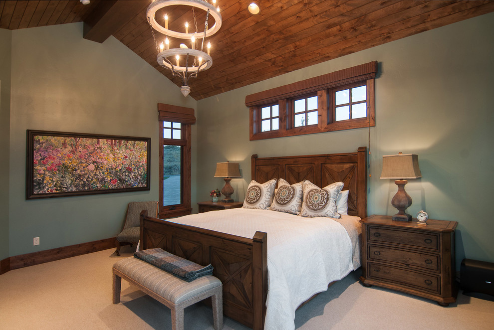 Immagine di una camera da letto stile rurale con pareti grigie e moquette