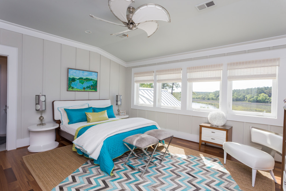 Идея дизайна: спальня в морском стиле с серыми стенами, паркетным полом среднего тона, коричневым полом и панелями на части стены