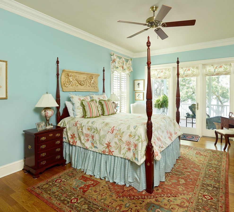 Идея дизайна: хозяйская спальня в классическом стиле с синими стенами и светлым паркетным полом без камина