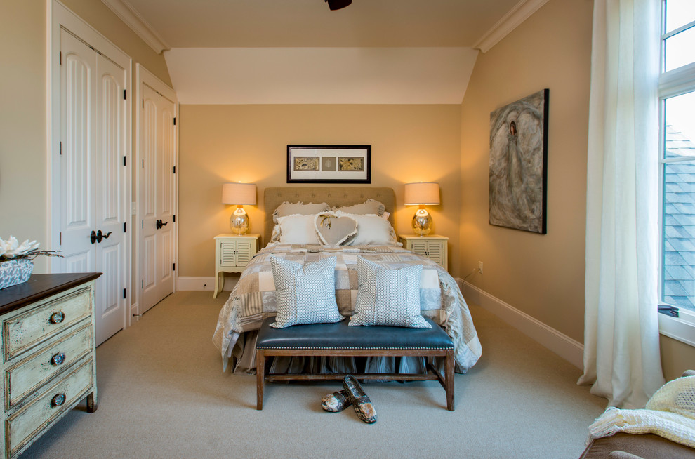 Rustikales Schlafzimmer mit beiger Wandfarbe in Sonstige